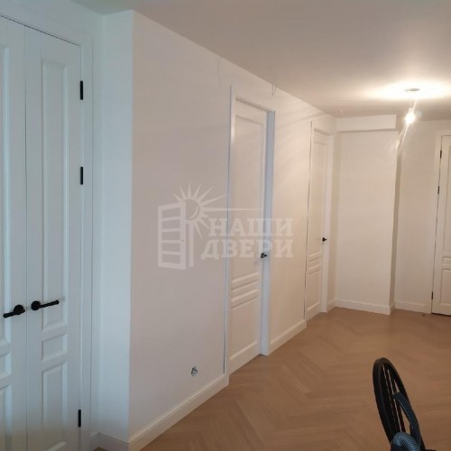Белые эмалированные двери высотой 2,5 метра