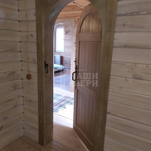 Арочные двери из массива сосны с кованной фурнитурой